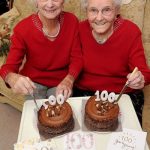 جشن تولد ۱۰۰ سالگی دو خواهر دو قلو
